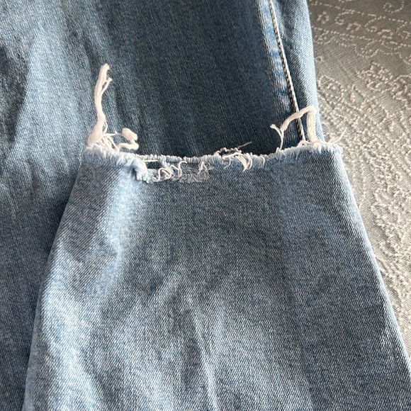 Beautiful pair of wedgie Levi’s - Picture 2 of 4